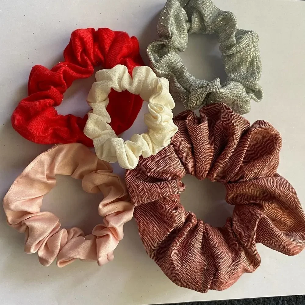 𝅺Set of 5 Scrunchies